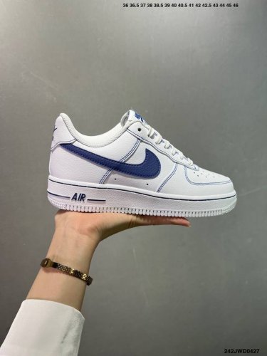 公司级Air Force 7 Low 原楦头原纸板 打造纯正空军版型 #专注外贸渠道 全掌内置蜂窝气垫 #原盒配件 原厂中底钢印、拉帮完美 官方同步上架 货号：