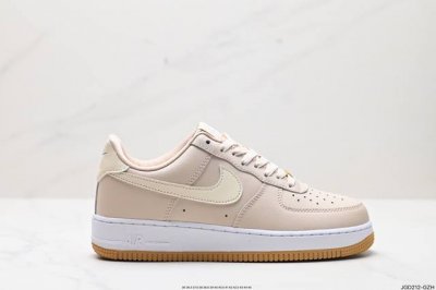 公司级耐克nike Air Force 1 Low 空军一号低帮百搭休闲运动板鞋。柔软、弹性十足的缓震性能和出色的中底设计，横跨复古与现代的外型结合，造就出风靡