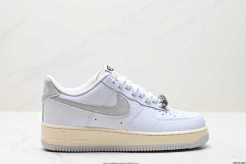 公司级耐克Nike Air Force 1“07空军一号低帮百搭休闲运动板鞋。柔软、弹性十足的缓震性能和出色的中底设计，横跨复古与现代的外型结合，造就出风靡全球