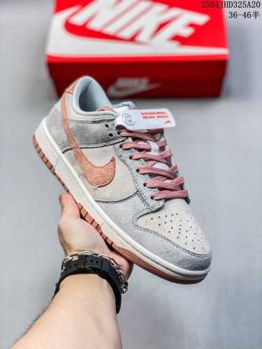 耐克Nike Sb Dunk Low Sb限定扣篮系列复古低帮休闲运动滑板板鞋。采用脚感柔软舒适Zoomair气垫，有效吸 收滑板等极限运动在落地时带来的冲击力