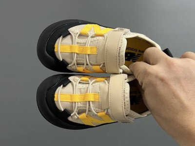 牛B新款K3205魔术贴户外儿童凉鞋 Size：23-37码 韩国专柜同步新品 包头款式设计，保护稚嫩脚丫 魔术贴穿脱超便捷 橡胶耐磨防滑大底 潮童必备单品