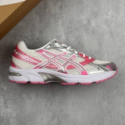 本地 核心私 Asics 亚瑟士 Gel- 男女时尚透气 健步减震 运动潮流耐磨休闲鞋 选用网眼与皮革相接，复古而富有层次感。网布搭配银色金属感线条，虎爪 Lo
