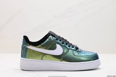 公司级nike Air Force 1 Low Lv8 Bg 空军一号低帮百搭休闲运动板鞋。柔软、弹性十足的缓震性能和出色的中底设计，横跨复古与现代的外型结合，