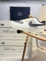 耐克 Nike Air Force 1 '07空军一号 百搭休闲运动板鞋。柔软、弹性十足的缓震性能和出色的中底设计，横跨复古与现代的外型结合，造就出风靡全球三十
