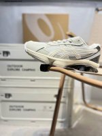 Asics Gel-Kinetic亚瑟士经典跑鞋 如今机能风和户外风吹得正劲，便是主打“Urban Outdoor机能越野风格”，城市和户外场景都能轻松应对。关