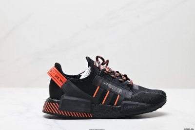 真标Ad Boost Nmd R1 V2经典跑鞋系列全新配色 弹力针织鞋面 原装高弹Boost颗粒大底 缓震性能卓越 体质轻盈且抗冲击 整双鞋子的透气性和舒适度