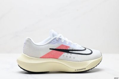 公司级Nk Zoom Fly 5超轻休闲缓震碳板跑步鞋 外围搭載轻量级Sr02泡棉载体.鞋面采用轻盈网眼设计.鞋垫与原厂一致采用Zoomx粘接而成. 货号:Fd
