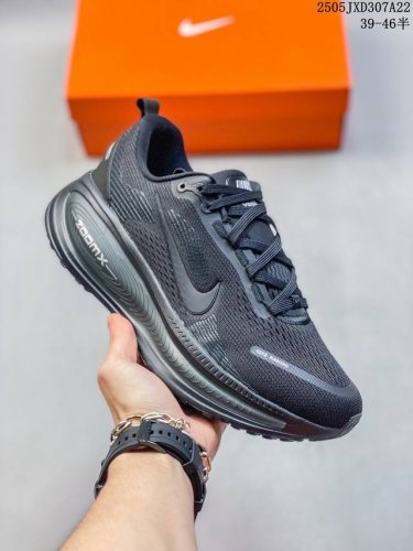 nike 耐克 佛莫罗18代系列 升级原楦原数据开发纸版 采用科技织法轻盈织物合成鞋面材质 足底搭载 Zoomx 缓震配置 Cushlon 3.0混合泡棉中底缓