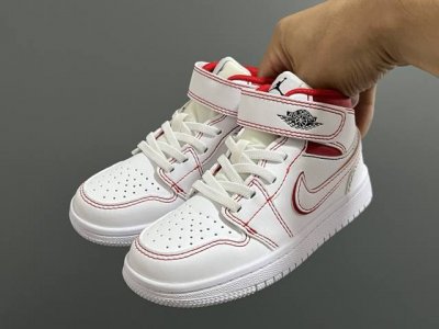 乔一真标头层魔术扣儿童运动鞋 Size：22-37.5码 经典乔丹系列 魔术扣松紧带设计，穿脱自如 中帮款式设计，保护稚嫩脚踝 上脚超级洋气