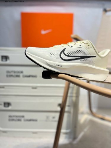 耐克 Nike Quest 6.0 极速网面透气 时尚休闲跑步鞋 简约高科技设计采用多层材料，为双足带来凉爽感受和稳固体验时尚鞋面搭配中足包覆设计，提供稳固贴合