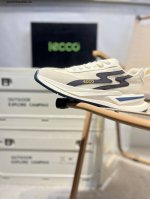 ecco爱步男鞋轻便透气舒适耐穿 亲肤吸汗舒适内里 防滑防磨 持久干爽 简约粗绳系带 穿脱更加方便 柔韧防滑大底 鞋底立体凹槽 凹凸花纹加持 增强防滑减震性能