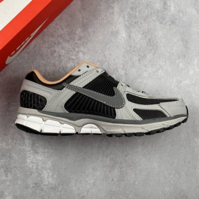 本地 核心私 耐克 Nike Zoom Vomero 5 复古单品 经典复古潮流运动鞋 融蕴繁复设计风范和丰富层次感 缔造运动鞋佳选 助你轻松型出范 开辟独属于