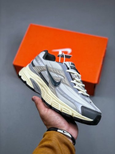 Nike Initiator Running创始者系列复古老爹鞋休闲运动舒适跑 采用透气网眼鞋面和支撑覆盖层，自然运动设计的phlyon中底用于缓冲，Brs 0