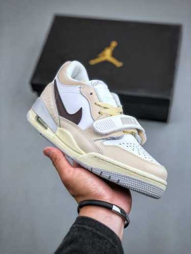 Nike Air Jordan Legacy 312 Low 莓刻 奶油汽水 温柔小清新 蓝白乔丹最强三合一混合版 公司级版本有着交错结合的设计，它的名字就展现