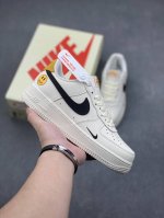 耐克Nike AIR FORCE 1‘07空军一号低帮百搭休闲运动板鞋。柔软、弹性十足的缓震性能和出色的中底设计，横跨复古与现代的外型结合，造就出风靡全球三十多