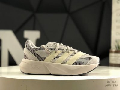 170 Adidas Lightblaze 舒适防滑 新款阿迪达斯低帮跑步鞋 极致轻盈的Lightweight Upper设计 带来近乎裸足的舒适体验 中底采用