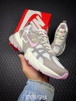 220 B支持放店 公司级耐克Nike V2K Run跑步鞋复古风潮 网面透气运动鞋 灰银紧致的鞋面材质提供良好的包裹性鞋侧 Swoosh以及鞋头部分搭配增添不