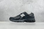 New Balance 2002R 新百伦经典配色 沿袭了面世之初的经典科技，以encap中底配以升级版n-Ergy缓震物料。鞋面则采用特色的柔软麂皮搭以new