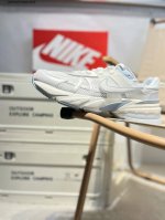 Nk V2K Runtekk 减震防滑低帮 复古老爹鞋跑步鞋 鞋款被命名为 Runtekk 设计上借鉴了 0 年的跑鞋风格 配色上以金属银为主调 简练又有复古运