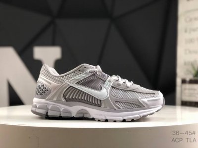 真标带半码 耐克 Nike Zoom Vomero Roam 5 Roam 复古跑五代休闲运动慢跑鞋 简洁设计 功能性强 防水防撕裂鞋面 鞋带也改成了束绳设计
