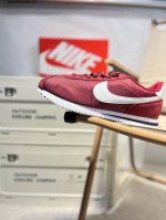 Nike Classic Cortez 全新配色 经典阿甘休闲跑步鞋 纯粹而执着的精神，使得Cortez种在了一代人的心里，无论是否喜欢它复古的鞋型，一双Nik