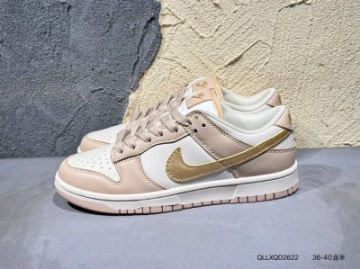 耐克 Nike Dunk Low 运动鞋复古板鞋 解构绑带 双鞋带，尽情迈步，彰显个性风采。采用天然皮革，经久耐穿，塑就如元年款 Dunk 般的复古质感。鞋头透