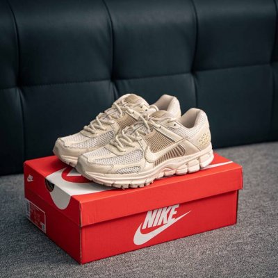 核心私 Nike Zoom Vomero 5 Sp 佛莫罗5代系列经典复古休闲运动慢跑鞋 #采用环保纤维革饰片组合网眼布鞋面材质 正确后跟Tpu加固 耐弯折热塑