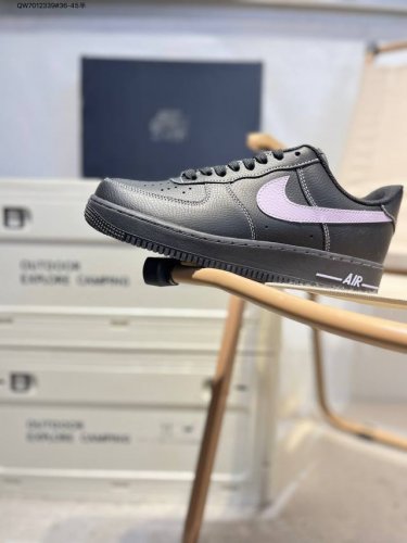 耐克 Nike Air Force 1 '07空军一号 百搭休闲运动板鞋 柔软 弹性十足的缓震性能和出色的中底设计 横跨复古与现代的外型结合 造就出风靡全球三十