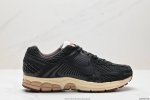 公司级耐克nike Zoom Vomero 5 马拉松复古跑五代休闲运动慢跑鞋 采用环保纤维革饰片组合网眼布鞋面材质 升级正确后跟tpu加固 耐弯折热塑框架支撑