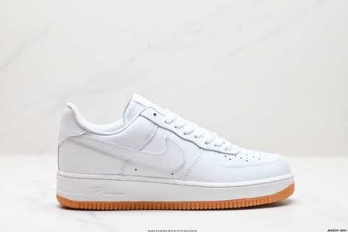 公司级耐克Nike AIR FORCE 7 空军一号低帮百搭休闲运动板鞋。柔软、弹性十足的缓震性能和出色的中底设计，横跨复古与现代的外型结合，造就出风靡全球三十