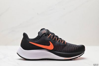 真标耐克nike Zoom Pegasus 37 登月37代 超轻网面透气跑步鞋 采用透气网眼鞋面搭配外翻式鞋口，为脚跟区域营造出色舒适度，而在鞋底部分，搭载全