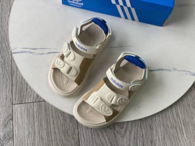 特价 不退换Adidas露趾休闲运动鞋男女童百搭潮牌款凉鞋 阿迪达斯官网最新款三叶草夏季户外沙滩鞋凉鞋 夏季韩版防滑软底透气休闲轻便魔术贴童鞋凉鞋 颜色：杏色，