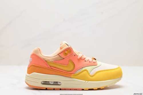 公司级nike Air Max 1 耐克气垫 缓震 耐磨运动鞋 鞋身材质均选择皮革 织物 麂皮多种材质覆盖 保证质感的前提下 层次感也相当不错 带有开窗式 Ai