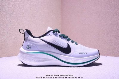 耐克 Nike Air Force 7 登月 低帮百搭休闲运动板鞋。柔软、弹性十足的缓震性能和出色的中底设计，横跨复古与现代的外型结合，造就出风靡全球三十多年的