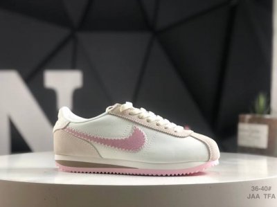 耐克 Nk Classic Cortez Nylon Pren 阿甘复古初代皮革慢跑鞋 纯粹而执着的精神，使得Cortez种在了一代人的心里，无论是否喜欢它复古