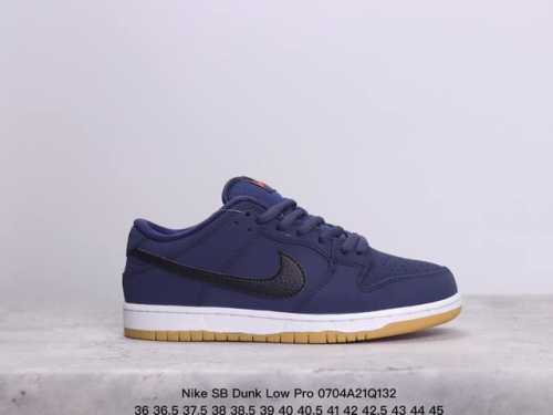 耐克nike Sb Dunk Low Pro 扣篮系列复古低帮休闲运动滑板板鞋。采用脚感柔软舒适zoomair气垫，有效吸收滑板等极限运动在落地时带来的冲击力，