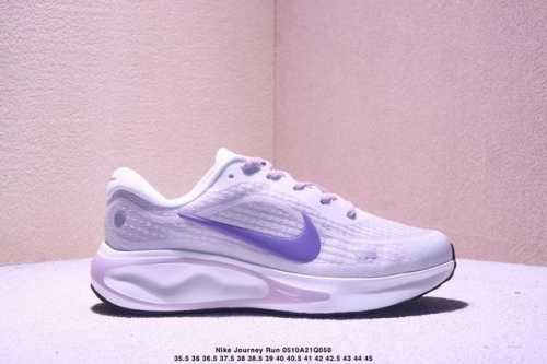 公司级Nike Journey Run 跑步鞋 使用了新型的缓震材料 脚感偏韧 后跟有加厚的海绵填充 鞋子前掌和后掌做了加宽设计 增加了跑步时的稳定性 织物加网
