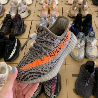 纯实拍一眼心动的Yeezy 系列来啦！ 顶配版仅需130抢 不得不说Yeezy 真的是很吃香！ 椰子的颜值实在高而且超级好搭配！重点是脚感无敌好～实在太好穿真爆