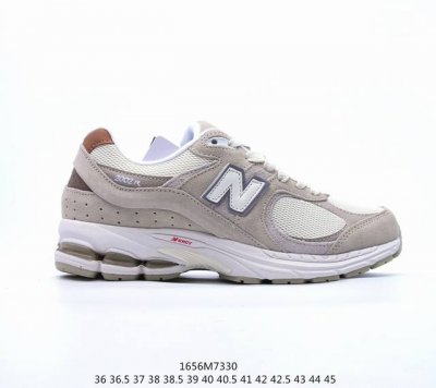 公司级new Balance 2002R 跑鞋 沿袭了面世之初的经典科技，以 Encap 中底配以升级版 N-Ergy 缓震物料。鞋面则采用特色的柔软麂皮搭以