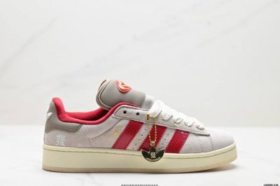 公司级Campus 00S面包鞋复古滑板鞋蛇年新年款Adidas阿迪达斯三叶草 均以浅色为主调，搭配红色点缀，鞋侧三道杠则安排上了蛇纹，彰显主题。营造出 “远看