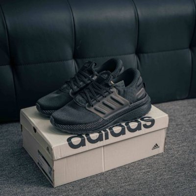 核心私 Adidas X_plrboost 款 爆米花跑鞋 全新跑鞋 爆米花针织鞋面休闲运动慢跑鞋。依旧采用了针织鞋面的设计，但是鞋面的设计语言却并不单调。半透