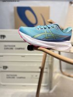 Asics Gel-Kayano 30亚瑟士经典跑鞋 如今机能风和户外风吹得正劲，便是主打“Urban Outdoor机能越野风格”，城市和户外场景都能轻松应对