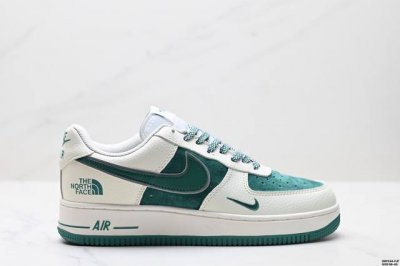 真标耐克Nike Air Force 1’07空军一号低帮百搭休闲运动板鞋。柔软、弹性十足的缓震性能和出色的中底设计，横跨复古与现代的外型结合，造就出风靡全球三