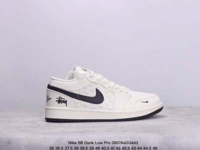 耐克 Nike Sb Dunk Low Pro 复古低帮休闲运动滑板板鞋。采用脚感柔软舒适zoomair气垫，有效吸收滑板等极限运动在落地时带来的冲击力，为街头