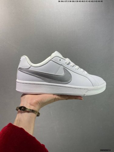 耐克 Nike 男女鞋秋季Court Royale Ac运动鞋休闲鞋板鞋 百搭小白鞋，焕新演绎元年款设计，塑就复古网球风范。鞋款承袭简洁线条、经典系带系统和醒目