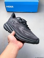 集图 hoka One One 克利夫顿9 轻量级缓震跑步鞋 鞋款延续克利夫顿的最佳品质 继续呈现极致柔软和超凡轻盈的完美组合 全新的鞋面加大透气网孔 提升后跟