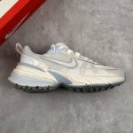 本地 核心私 公司级Nike V2K Run 复古单品 复古老爹鞋跑步鞋 鞋款被命名为 Runtekk 设计上借鉴了 0 年的跑鞋风格 配色上以金属银为主调 简
