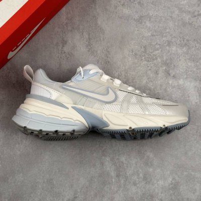 本地 核心私 公司级Nike V2K Run 复古单品 复古老爹鞋跑步鞋 鞋款被命名为 Runtekk 设计上借鉴了 0 年的跑鞋风格 配色上以金属银为主调 简