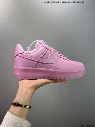 160 Nike Air Force 1 Low 空军一号低帮百搭休闲运动板鞋。柔软、弹性十足的缓震性能和出色的中底设计，横跨复古与现代的外型结合，造就出风靡全