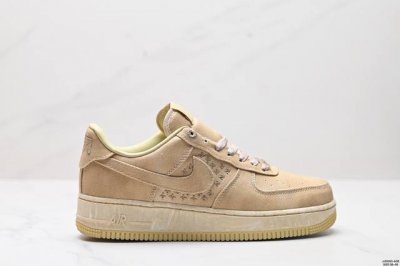 真标耐克Nike AIR FORCE 7 空军一号低帮百搭休闲运动板鞋。柔软、弹性十足的缓震性能和出色的中底设计，横跨复古与现代的外型结合，造就出风靡全球三十多